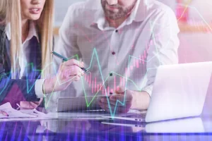 Tomada de Decisão de Investimento com Resultados Intercalares